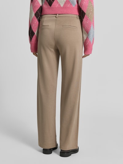 Modelka nosi Straight Fit Stoffhose mit Viskose-Anteil Modell 'Nanni' od FREE/QUENT, beżowy kolor, gładka tekstura, szerokość w rozmiarze S: 37 cm, długość nogawki wewnątrz: 77 cm, garniturowy materiał, widok całej sylwetki z tyłu.