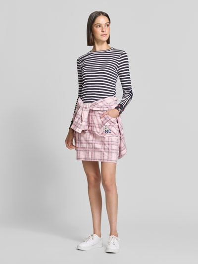 Modelka nosi Slim Fit Longsleeve aus Baumwoll-Mix von Marc Cain z mieszanki bawełny, krój slim fit, okrągły dekolt, florale detale, Długość tyłu w rozmiarze 36: 57 cm, widok całej sylwetki z przodu.