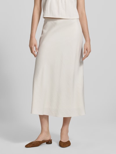 Frauenmodel trägt Minirock aus Lyocell-Mix mit Viskose-Anteil von Jake*s Casual in Creme, leicht strukturiert, A-Linie, Ganzkörperansicht von vorne. Bundweite 38 cm, Gesamtlänge 84 cm, elastischer Bund, Zierbordüre.