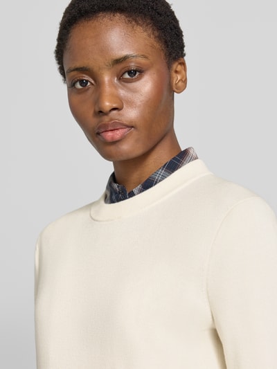 Frauenmodel trägt Regular Fit Pullover aus reiner Baumwolle von Tommy Hilfiger in Creme mit glatter Textur, Nahaufnahme Oberkörper, Damen Pullover von Tommy Hilfiger.