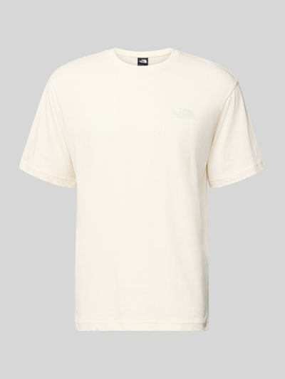 Produktfoto, T-Shirt mit Label-Print von The North Face in Creme, Reine Baumwolle, Regular-Fit, gerippter Rundhalsausschnitt, dezenter Print vorn, Rückenlänge bei Größe M 69 cm, glatte Textur
