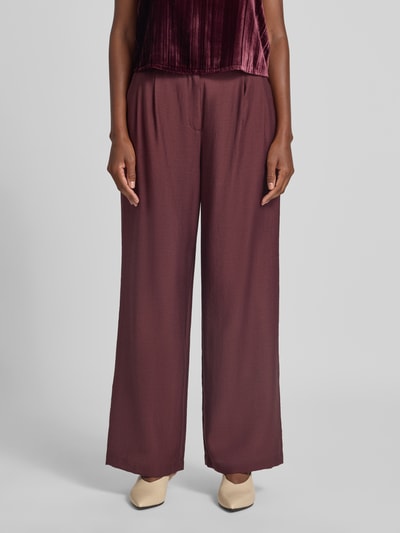 Vrouwenmodel draagt Wide Leg wijdte broek uit mix van lyocell met wol model 'P076' van Jake*s Collection, vooraanzicht heup tot voeten.