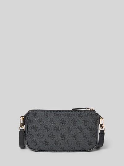 Produktfoto, czarna Pouch mit Label-Applikation Modell 'NOELLE II' von Guess, główna przegroda z zamkiem błyskawicznym, uchwyt, pasek na ramię, aplikacja z metką, szerokość w rozmiarze 1: 24 cm, długość w rozmiarze 1: 13 cm, głębokość w rozmiarze 1: 5 cm, długość paska na ramię w rozmiarze 1: 122 cm