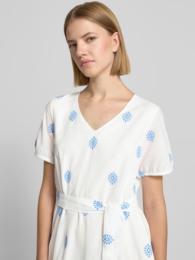 Frauenmodel trägt Midikleid mit Lochstickerei und Bindegürtel von MORE & MORE, Baumwoll-Mix, weiß mit blauen Akzenten, Nahaufnahme Oberkörper.