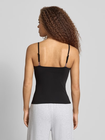 Frauenmodel trägt Regular Fit Trägertop aus Baumwoll-Mix von Tommy Jeans, Optik: Unifarben, Logo-Stitching, Karree-Ausschnitt, verstellbare Spaghettiträger, Material: Baumwoll-Mix, Ganzkörperansicht Rückansicht.