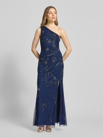 Kobiece modelka nosi Regular Fit Abendkleid mit floralem Allover-Stitching od Adrianna Papell, obszycie ozdobnymi kamieniami, krój regular fit, kwiatowy haft na całej powierzchni, asymetryczny krój, fason na jedno ramię, halka pod spódnicę, długość tyłu w rozmiarze 36: 135 cm, szerokość w rozmiarze 36: 42 cm; granatowy kolor, delikatna haftowana tekstura, całkowity widok z przodu