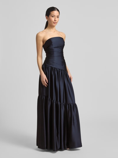 Modelka nosi Regular Fit Abendkleid in Falten-Optik od Luxuar, satyn, krój regular fit, fason taliowany, dekolt odkryty, A-linia, granatowy, długość tyłu w rozmiarze 36: 125 cm, szerokość w rozmiarze 36: 41 cm, zbliżenie na całą sylwetkę z przodu.