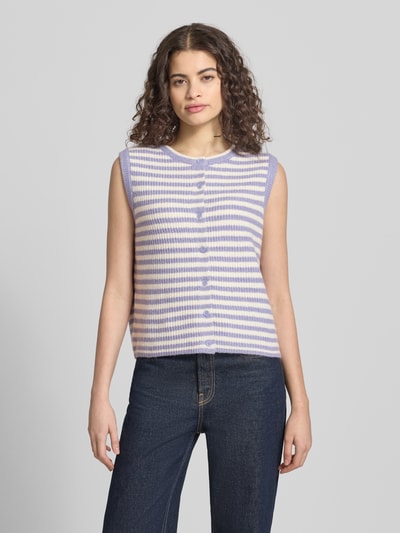 Frauenmodel trägt Regular Fit Strickweste mit Woll-Anteil Modell 'MALOU' von Pieces, gestreiftes Allover-Muster, Rippstrick, Ganzkörperansicht von vorne.