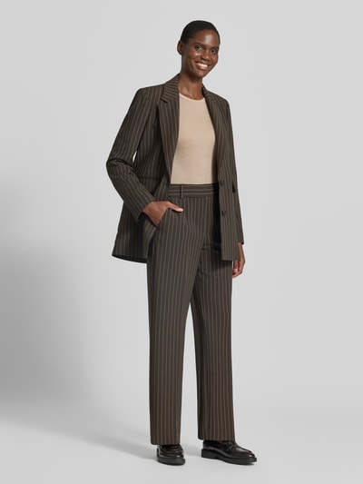 Vrouwenmodel draagt Wide Leg pantalon met riemlussen model 'Rita' van Selected in bruin met witte strepen, Dames pantalon, geheellichaamsvooraanzicht.