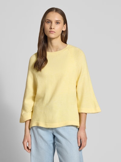 Frauenmodel trägt Oversized Strickpullover mit 3/4-Arm Modell 'SIMONI' von Only in Gelb, unifarben, Strickoptik, Rundhals, Nahaufnahme Oberkörper.