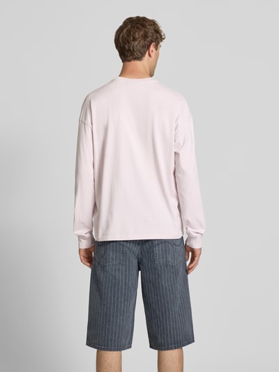 Männermodel trägt Oversized Sweatshirt mit Logo-Stitching Modell 'Rusk' von Pegador aus Reine Baumwolle, Oversized-Fit, Rückenlänge 61 cm, Ganzkörperansicht Rückansicht.