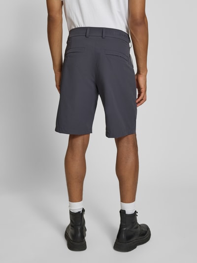 Männermodel trägt Shorts mit Reißverschlusstaschen Modell 'VIDAL2' von FIRE + ICE in Dunkelgrau, Regular Fit, Material-Mix, Ganzkörperansicht Rückansicht.