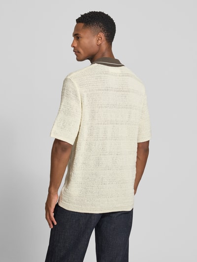 Męski model nosi koszula casualowa z mieszanki bawełny Modern Fit, model 'SAPERCY' od Samsøe Samsøe, kołnierz z połami, listwa guzikowa, brustasza, długość tyłu w rozmiarze M 71 cm, szerokość w rozmiarze M 41 cm, długość rękawów w rozmiarze M 28 cm, kremowa faktura, ciemny kołnierz, widok całej sylwetki z tyłu.