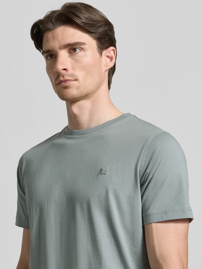 Męski model nosi T-Shirt mit Rundhalsausschnitt und Logo-Stitching od Lerros, czysta bawełna, krój regular fit, okrągły dekolt, logo-stitching, długość tyłu w rozmiarze M: 70 cm, jasnoszary, gładka faktura, półzbliżenie przód.