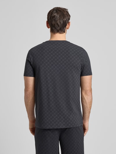 Männermodel trägt T-Shirt mit Logo-Muster und Rundhalsausschnitt von JOOP! Collection, Baumwoll-Elasthan-Mix, Regular-Fit, Rückenlänge 68 cm, Ganzkörperansicht Rückansicht.