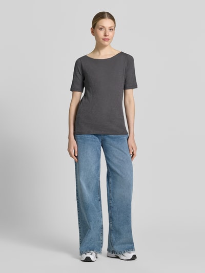 Frauenmodel trägt Marc O'Polo Regular Fit T-Shirt aus reiner Baumwolle, Optik: Unifarben, U-Boot-Ausschnitt, Kurzarm, Ganzkörperansicht von vorne.