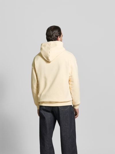 Männermodel trägt Relaxed Fit Hoodie mit Logo-Print von Dsquared2 aus reiner Baumwolle, Kapuze mit Tunnelzug, Rückenlänge 71 cm, Ganzkörperansicht Rückansicht.