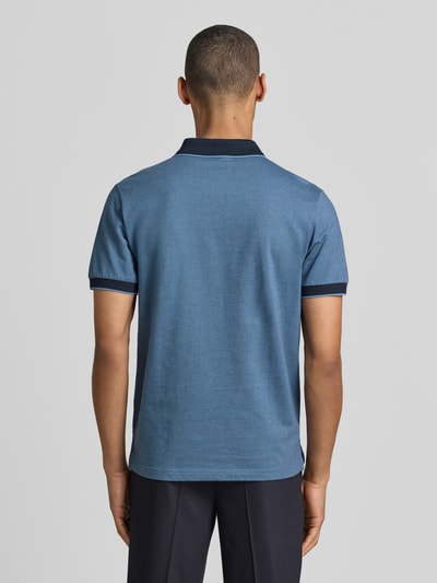 Męski model nosi Regular Fit Poloshirt mit Logo-Stitching von Lerros w kolorze niebieskim, krótki rękaw, krój regular fit, całkowita długość pleców w rozmiarze M: 76 cm, widok całej sylwetki z tyłu.