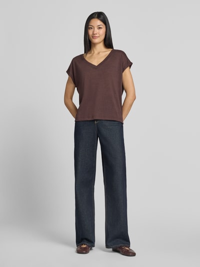 Vrouwenmodel draagt T-shirt uit viscosemix met V-hals van zero, dames T-shirt, regular fit, kapmouwen, ruglengte maat 36 56 cm, donkerbruin, rechte jeans, effen textuur, geheellichaamsvooraanzicht.