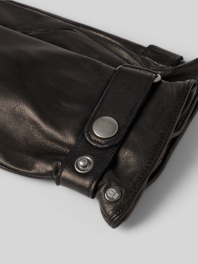 Produktfoto, Lederhandschuhe aus echtem Leder von Roeckl, schwarzes, glattes Leder, silberner Druckknopf, Label-Detail in metallic