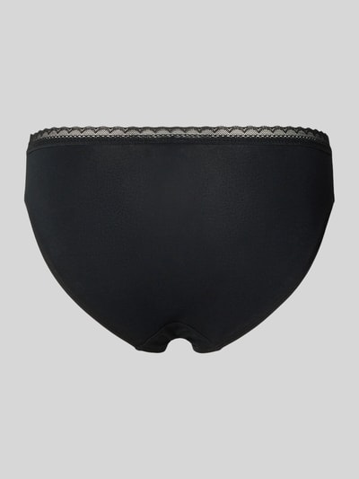 Frauenmodel trägt Slips im 3er-Pack mit Spitzenbund Modell 'Rio' von Schiesser aus Baumwoll-Mix mit Stretch-Anteil, Ganzkörperansicht Rückansicht.