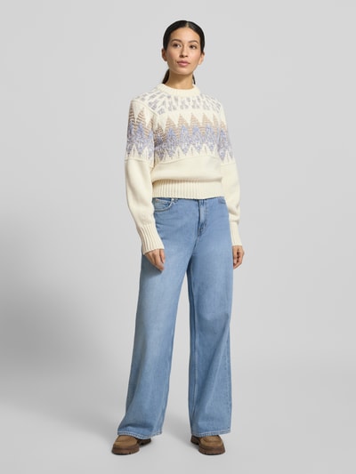 Vrouwenmodel draagt Regular Fit Strickpullover aus Woll-Mix Modell 'FAROMBO' van BOSS Orange in unikleuren Noorse motief, gebreide structuur, ronde hals, lange mouw, geribde boorden, Ganzkörperaanzicht van voren.