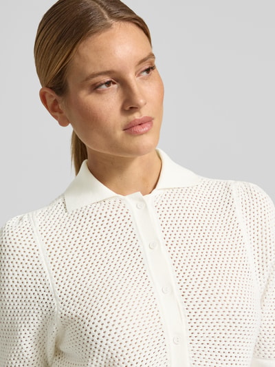 Frauenmodel trägt Strickjacke mit Polokragen und 1/2-Arm von Lanius in Weiß, strukturierte Baumwolle, Nahaufnahme Oberkörper, Regular Fit, Knopfleiste.