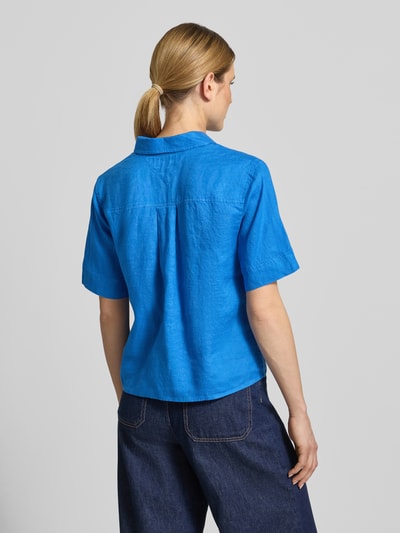 Männermodel trägt Loose Fit Leinenbluse mit Brusttasche von Tommy Hilfiger, niebieska, czysty len, krój loose fit, widok całej sylwetki z tyłu
