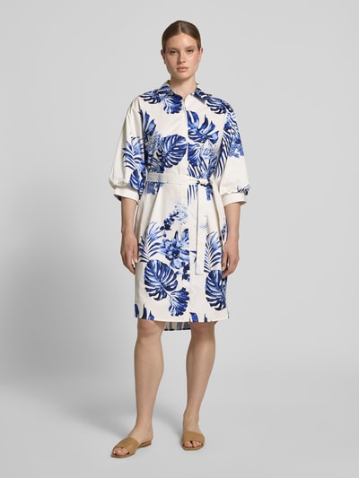 Frauenmodel trägt Knielanges Kleid mit floralem Allover-Print von Fynch-Hatton in Blau-Weiß, Reine Baumwolle, Taillierte Passform, Halbarm, Umlegekragen, durchgängige Knopfleiste, Rückenlänge bei Größe 36: 99 cm, Brustweite bei Größe 36: 58 cm, Ärmellänge bei Größe 36: 40 cm, Ganzkörperansicht von vorne.