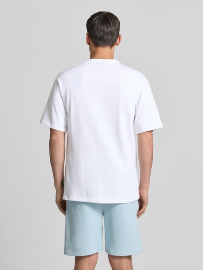 Männermodel trägt T-Shirt mit 1/2-Arm von COLUCCI in Weiß, gerader Schnitt, Reine Baumwolle, Rückenlänge 72 cm, Ganzkörperansicht Rückansicht.
