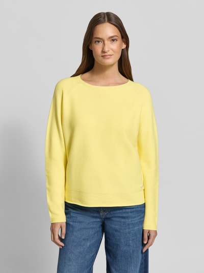 Frauenmodel trägt Strickpullover mit Rundhalsausschnitt und Label-Detail von Fynch-Hatton in Gelb, reine Baumwolle, Regular Fit, Ganzkörperansicht von vorne.