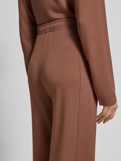 Frauenmodel trägt Regular Fit Sweatpants aus Viskose-Mix von s.Oliver RED LABEL, unifarbene Mid Waist Sweatpants, Nahaufnahme Hüfte.