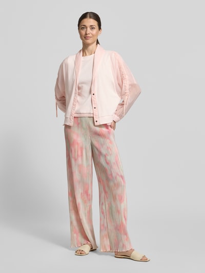 Vrouwenmodel draagt Relaxed Fit Leichte Jacke im Material-Mix van Marc Cain, look: effen, pasvorm: relaxed fit, sjaalkraag, plooien, knoopsluiting, mouwvorm: 3/4-mouw, materiaalverwerking: satijn, chiffon, materiaal: katoenmix. Ganzkörperansicht van voren.