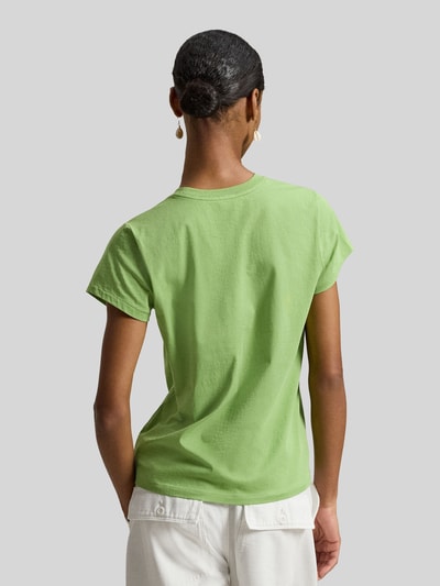 Modelka nosi T-Shirt mit Label-Stitching od Polo Ralph Lauren w kolorze jasnozielonym, czysta bawełna, krój regular fit, widok całej sylwetki z tyłu.