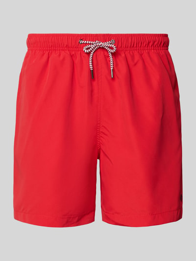 Produktfoto, Badehose mit Gesäßtasche und Logo-Stitching von MCNEAL in Rot, Loose-Fit, elastischer Bund mit Kordelzug, schlichte Textur.