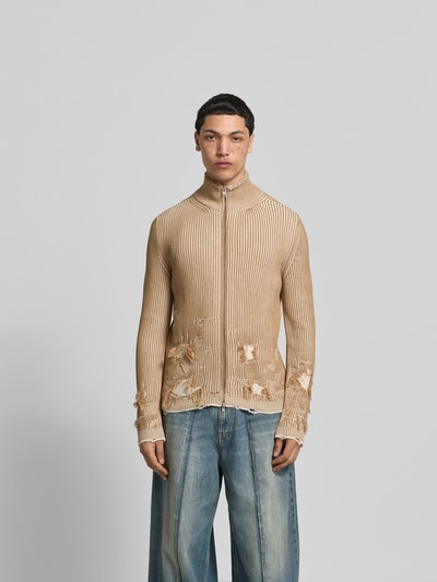 Männermodel trägt Slim Fit Jacke im Used-Look von MM6 Maison Margiela in Beige, Reine Baumwolle, Strick-Optik, Zweiwege-Reißverschluss, Ganzkörperansicht von vorne.