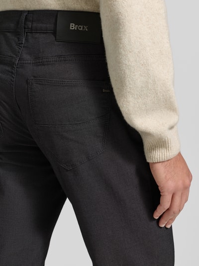 Männermodel trägt Stoffhose mit 5-Pocket-Design Modell 'Cadiz' von Brax, Baumwoll-Mix mit Stretch-Anteil, Rückansicht Detailaufnahme.
