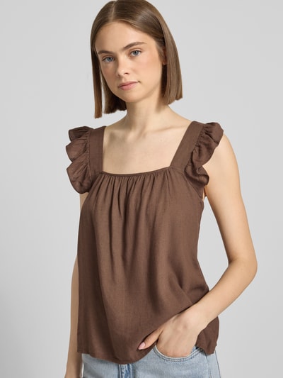 Modelka nosi Regular Fit Blusentop aus Baumwoll-Leinen-Mix Modell 'PIA' von Pieces, efekt: jednolity kolor, prostokątny dekolt, falbany, marszczenie, elastyczne szerokie ramiączka, mieszanka bawełny i lnu, Ganzkörperansicht von vorne