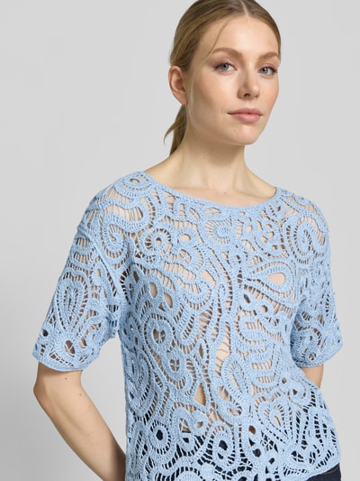 Modelka nosi Strickshirts aus Häkelspitze Modell 'Cornelly' od monari, czysta wiskoza, krój regular fit, okrągły dekolt, jasnoniebieski kolor, wzór ażurowy, widoczna tekstura szydełkowa, długość tyłu w rozmiarze 36: 49 cm, długość rękawa w rozmiarze 36: 22 cm, zbliżenie na górną część ciała