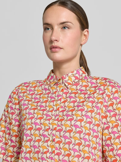 Modelka kobieca ma na sobie Regular Fit Bluse im Allover-Look Modell 'BEA' od 0039 Italy, z czystej bawełny, kolorowy wzór, długość tyłu w rozm. S 57 cm, długość rękawa 28 cm, krój regular fit, ujęcie: zbliżenie górnej części ciała.