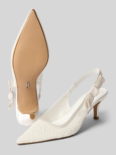 Produktfoto, Brautschuhe im Slingback-Design Modell 'Ensemble' von Steve Madden, spitz zulaufend, Allover-Perlenbesatz, elastischer Riemen mit Zierschleife, Pfennigabsatz, Absatzhöhe 6 cm, cremeweiß mit feiner Struktur.