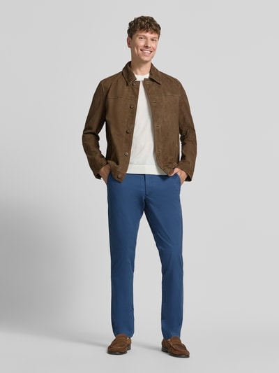 Męski model nosi Hose mit Gesäßtaschen von Christian Berg Men w kolorze niebieskim, mieszanka bawełny i elastanu, krój slim fit, wpuszczane kieszenie, szerokość w rozmiarze 50: 45 cm, długość wewnętrzna nogawki w rozmiarze 50: 80 cm, całkowity widok z przodu.