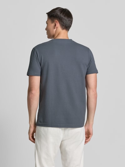 Männermodel trägt T-Shirt mit Strukturmuster und Logo-Stitching von Lerros in Grau, Baumwoll-Mix mit Stretch-Anteil, Regular-Fit, Rückenlänge 75 cm, Ganzkörperansicht Rückansicht.