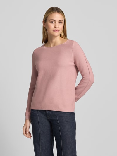Frauenmodel trägt Pullover aus reiner Baumwolle in Strick-Optik von Christian Berg Woman in Rosa, Rundhalsausschnitt, Ganzkörperansicht von vorne.