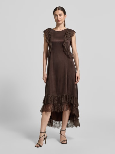 Frauenmodel trägt Midikleid in asymmetrischer Form mit Spitzenbesatz von Copenhagen Muse in Braun, Material-Mix mit Viskose, Ganzkörperansicht von vorne.