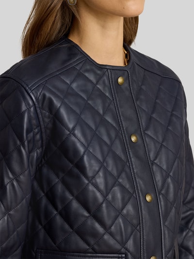 Frauenmodel trägt Cropped Lederjacke aus reinem Lammleder von Lauren Ralph Lauren, Optik: Unifarben, Regular-Fit, Stehkragen, Druckknopfleiste, gestepptes Leder, Nahaufnahme Oberkörper.