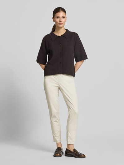 Frauenmodel trägt Caprihose mit elastischem Bund Modell 'Pamina' von Raphaela By Brax, Baumwoll-Elasthan-Mix, Regular-Fit, Ganzkörperansicht von vorne.
