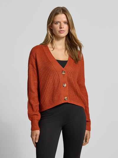 Vrouwenmodel draagt boxy fit gebreid jack met v-hals model 'CAROL' van ONLY in roestkleur, Dames, textuur ribbelstructuur, voorkant geheel zichtbaar