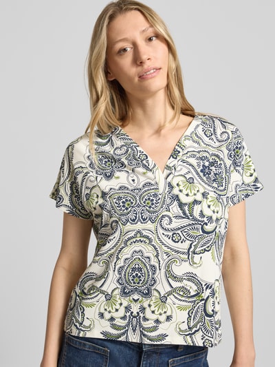Frauenmodel trägt Loose Fit T-Shirt aus Baumwoll-Modal-Mix Modell 'CAELEN S' von Brax mit floralem Muster in Weiß, Blau und Grün, Nahaufnahme Oberkörper, Damen T-Shirt.