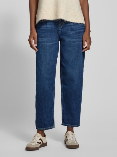 Frauenmodel trägt Barrel Leg Jeans aus Baumwoll-Mix von s.Oliver RED LABEL in Melange-Optik, 4-Pocket-Design, High-Waist, Ankle-Länge, Ganzkörperansicht von vorne.